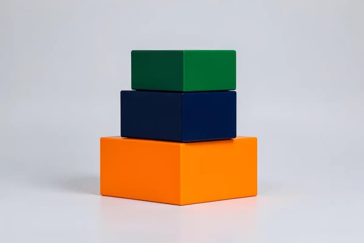 Três blocos empilhados representando os pilares de um funil de vendas, com o bloco superior menor que o inferior.