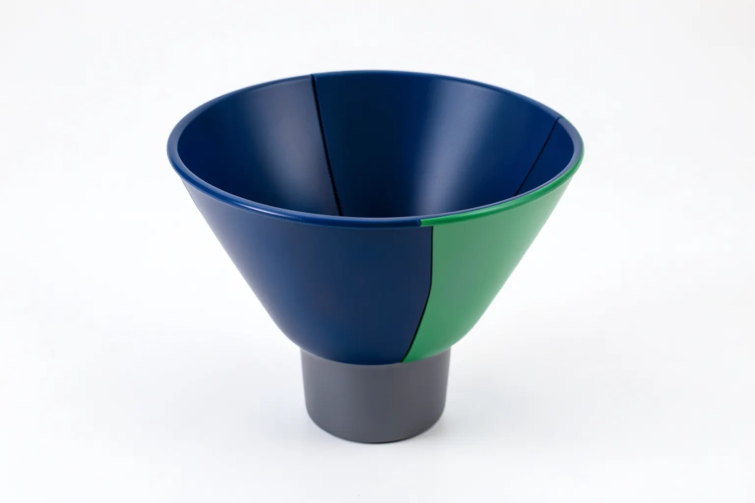 Um funil de vendas estilizado com setas indicando o fluxo em tons de azul e cinza sobre um fundo branco.