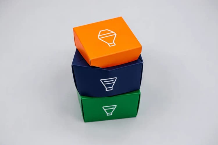 Um conjunto de quatro caixas empilhadas representando as etapas de um funil de vendas, com ícones simples em cada uma.