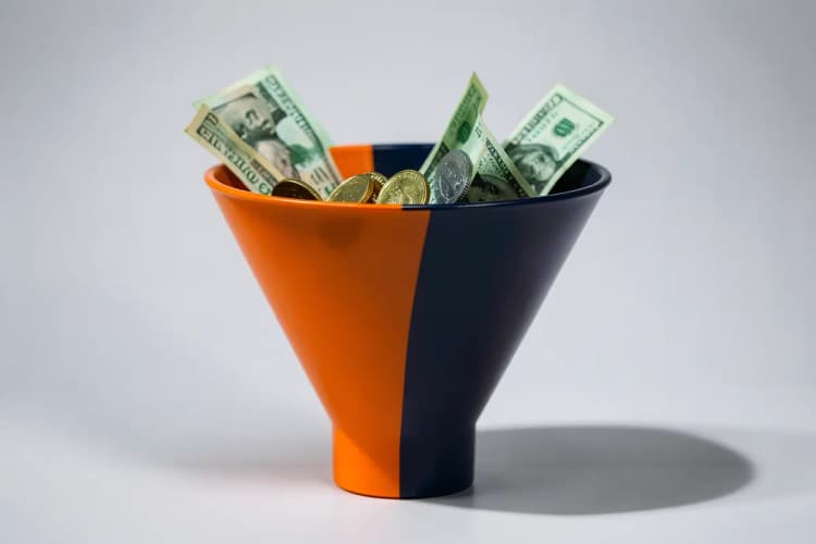 Uma representação visual de um funil de vendas com moedas e notas de dinheiro fluindo através dele, simbolizando o lucro.