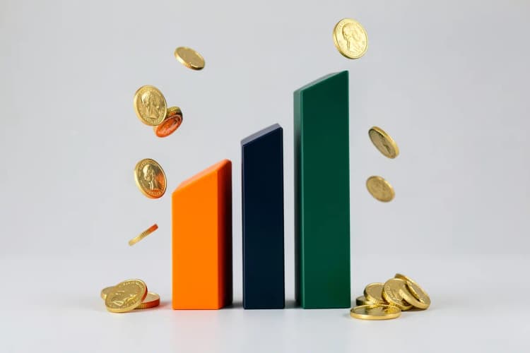 Um gráfico de barras simulado subindo em direção ao topo, com moedas de ouro caindo ao redor, em fundo gradiente azul e roxo.